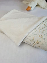Lade das Bild in den Galerie-Viewer, BABY KUSCHELDECKE mit Plüsch &quot;Weidenkätzchen&quot;
