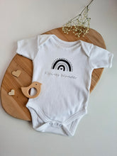 Lade das Bild in den Galerie-Viewer, BABYBODY kurzarm weiß "Regenbogen" in Geschenkbox
