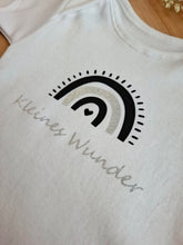 Lade das Bild in den Galerie-Viewer, BABYBODY kurzarm weiß "Regenbogen" in Geschenkbox
