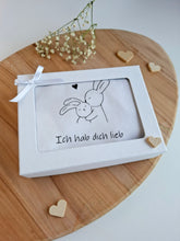 Lade das Bild in den Galerie-Viewer, BABYBODY kurzarm weiß "Ich hab dich lieb" in Geschenkbox
