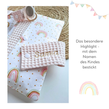 Lade das Bild in den Galerie-Viewer, WINDELTASCHE &quot;Regenbogen&quot; mit Wickeldecke &amp; Wunschnamen
