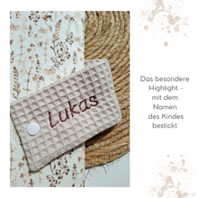 Lade das Bild in den Galerie-Viewer, WINDELTASCHE &quot;Gräser&quot; beige mit Wickeldecke &amp; Wunschnamen
