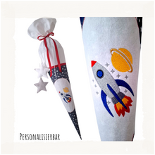 Lade das Bild in den Galerie-Viewer, SCHULTÜTE &quot;Rakete&quot; personalisiert m. Namen blau/weiß Stoff - 70 cm mit Rohling
