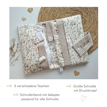 Lade das Bild in den Galerie-Viewer, WINDELTASCHE &quot;Gräser&quot; beige mit Wickeldecke &amp; Wunschnamen
