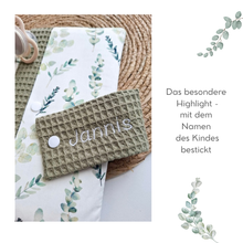 Lade das Bild in den Galerie-Viewer, WINDELTASCHE &quot;Eukalyptus&quot; mit Wickeldecke &amp; Wunschnamen
