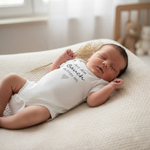 Lade das Bild in den Galerie-Viewer, BABYBODY "Aus dem Bauch mitten ins Herz" kurzarm weiß - personalisierbar
