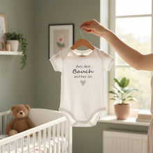 Lade das Bild in den Galerie-Viewer, BABYBODY "Aus dem Bauch mitten ins Herz" kurzarm weiß - personalisierbar
