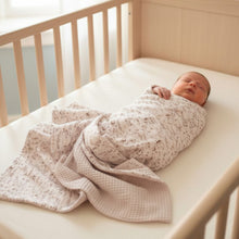Lade das Bild in den Galerie-Viewer, BABYDECKE mit Waffelpique "Gräser"
