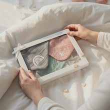 Lade das Bild in den Galerie-Viewer, BABY GESCHENKSET Halstücher "Musselin" mit Motiv &amp; Namen mit Geschenkbox zur Geburt oder Taufe personalisiert
