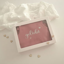 Lade das Bild in den Galerie-Viewer, STRAMPLER "geliebt" in Glitzerschrift altrosa - Geschenkbox

