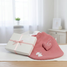 Lade das Bild in den Galerie-Viewer, BABY GESCHENKSET "Hase mit Pusteblume" Strampelsack &amp; Herz mit Geschenkbox - Farbwahl personalisiert
