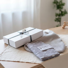 Lade das Bild in den Galerie-Viewer, BABY GESCHENKSET "Schiffchen" in grau mit Geschenkbox - personalisierbar
