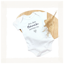 Lade das Bild in den Galerie-Viewer, BABYBODY &quot;Aus dem Bauch mitten ins Herz&quot; kurzarm weiß - personalisierbar
