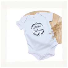 Lade das Bild in den Galerie-Viewer, BABYBODY kurzarm weiß &quot;Kleines Wunder&quot; - personalisierbar

