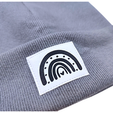 Lade das Bild in den Galerie-Viewer, HIPSTER BEANIE MÜTZE "Regenbogen" für Babys mit Kunstlederpatch
