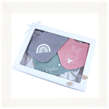 Lade das Bild in den Galerie-Viewer, BABY GESCHENKSET Halstücher &quot;Musselin&quot; mit Motiv &amp; Namen mit Geschenkbox zur Geburt oder Taufe personalisiert

