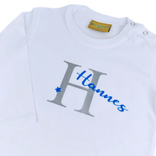 Lade das Bild in den Galerie-Viewer, BABY LANGARMSHIRT "Buchstabe mit Name" personalisiert weiß / silber / blau
