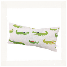 Lade das Bild in den Galerie-Viewer, ZIRBENKISSEN mit Innenkissen &quot;Krokodil&quot; 40x20 cm
