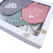 Lade das Bild in den Galerie-Viewer, BABY GESCHENKSET Halstücher &quot;Musselin&quot; mit Motiv &amp; Namen mit Geschenkbox zur Geburt oder Taufe personalisiert
