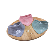 Lade das Bild in den Galerie-Viewer, BABY GESCHENKSET Halstücher &quot;Musselin&quot; mit Motiv &amp; Namen mit Geschenkbox zur Geburt oder Taufe personalisiert
