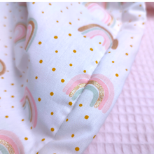 Lade das Bild in den Galerie-Viewer, BABYDECKE mit Waffelpique &quot;Regenbogen&quot;
