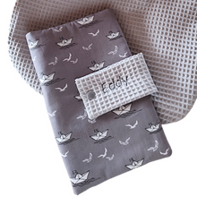 Lade das Bild in den Galerie-Viewer, BABY GESCHENKSET &quot;Schiffchen&quot; in grau mit Geschenkkarton - personalisierbar
