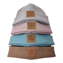Lade das Bild in den Galerie-Viewer, Hipster Beanie Mütze für Babys mit Patch
