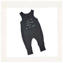 Lade das Bild in den Galerie-Viewer, STRAMPLER "Wundervoll" Glitzerschrift dunkelgrau meliert
