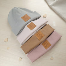 Lade das Bild in den Galerie-Viewer, Hipster Beanie Mütze aus Rippjersey für Babys mit Kunstlederpatch
