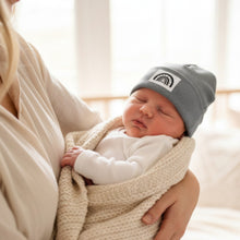 Lade das Bild in den Galerie-Viewer, HIPSTER BEANIE MÜTZE "Regenbogen" für Babys mit Kunstlederpatch
