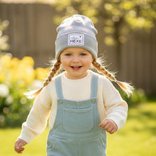Lade das Bild in den Galerie-Viewer, HIPSTER BEANIE MÜTZE "kleine Hexe" aus Rippjersey für Babys und Kleinkinder mit Kunstlederpatch
