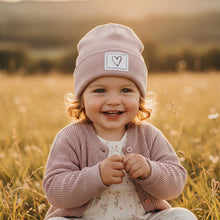 Lade das Bild in den Galerie-Viewer, HIPSTER BEANIE MÜTZE "Herz" aus Rippjersey für Babys und Kleinkinder mit Kunstlederpatch
