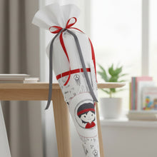Lade das Bild in den Galerie-Viewer, SCHULTÜTE "Indianer" personalisiert m. Namen bestickt aus Stoff schwarz/weiß/rot - 70 cm mit Papprohling
