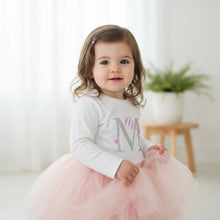 Lade das Bild in den Galerie-Viewer, KINDER LANGARMSHIRT "Buchstabe mit Name" personalisiert weiß / Glitzer / rosa
