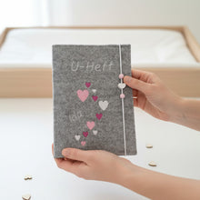Lade das Bild in den Galerie-Viewer, U-HEFTHÜLLE aus Filz "Herzen" mit Wunschname personalisierbar
