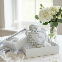 Lade das Bild in den Galerie-Viewer, WÄRMEKISSEN "Schutzengel" mit Wunschname in Geschenkbox - Farbwahl
