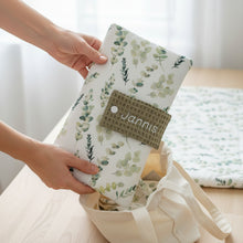 Lade das Bild in den Galerie-Viewer, WINDELTASCHE "Eukalyptus" mit Wickeldecke &amp; Wunschnamen
