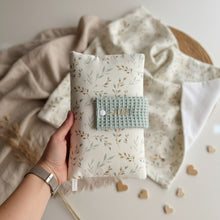 Lade das Bild in den Galerie-Viewer, WINDELTASCHE "Weidenkätzchen" mit Wickeldecke &amp; Wunschnamen
