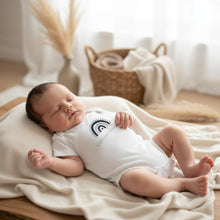 Lade das Bild in den Galerie-Viewer, BABYBODY kurzarm weiß "Regenbogen" in Geschenkbox
