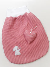 Lade das Bild in den Galerie-Viewer, BABY GESCHENKSET &quot;Hase mit Pusteblume&quot; Strampelsack &amp; Herz mit Geschenkbox - Farbwahl personalisiert
