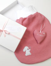 Lade das Bild in den Galerie-Viewer, BABY GESCHENKSET &quot;Hase mit Pusteblume&quot; Strampelsack &amp; Herz mit Geschenkbox - Farbwahl personalisiert
