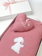 Lade das Bild in den Galerie-Viewer, BABY GESCHENKSET &quot;Hase mit Pusteblume&quot; Strampelsack &amp; Herz mit Geschenkbox - Farbwahl personalisiert
