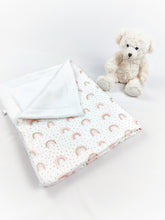 Lade das Bild in den Galerie-Viewer, BABY KUSCHELDECKE mit Plüsch &quot;Regenbogen&quot;
