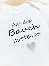 Lade das Bild in den Galerie-Viewer, BABYBODY &quot;Aus dem Bauch mitten ins Herz&quot; kurzarm weiß - personalisierbar
