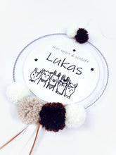 Lade das Bild in den Galerie-Viewer, HOLZTÜRSCHILD &quot;Lama&quot; mit Bommeln und Satinbändern
