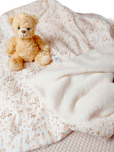 Lade das Bild in den Galerie-Viewer, BABY KUSCHELDECKE mit Plüsch &quot;Gräser&quot;
