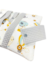 Lade das Bild in den Galerie-Viewer, WINDELTASCHE &quot;Tiere&quot; mit Wunschnamen
